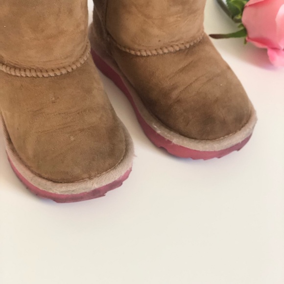 Little girl UGG boots with pink accent bows - Picture 5 of 9